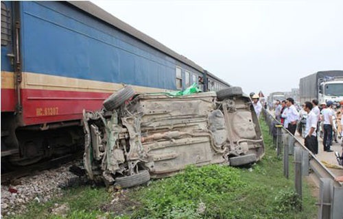 Oto huc tau hoa trat khoi ray, 11 nguoi bi thuong hinh anh
