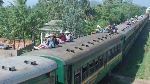 Roi tu doan tau dang chay, mot nguoi tu vong hinh anh