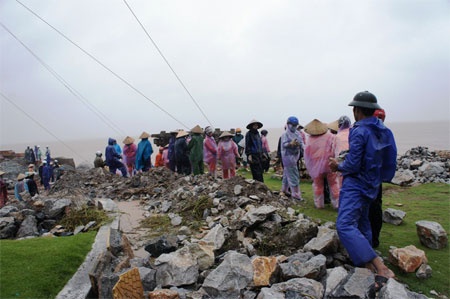 Gio lon thoi be 8 tuoi roi xuong de bien hinh anh