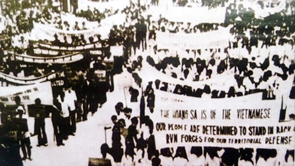 Biểu tình phản đối Trung Quốc đánh chiếm Hoàng Sa năm 1974. Ảnh: Tư liệu.