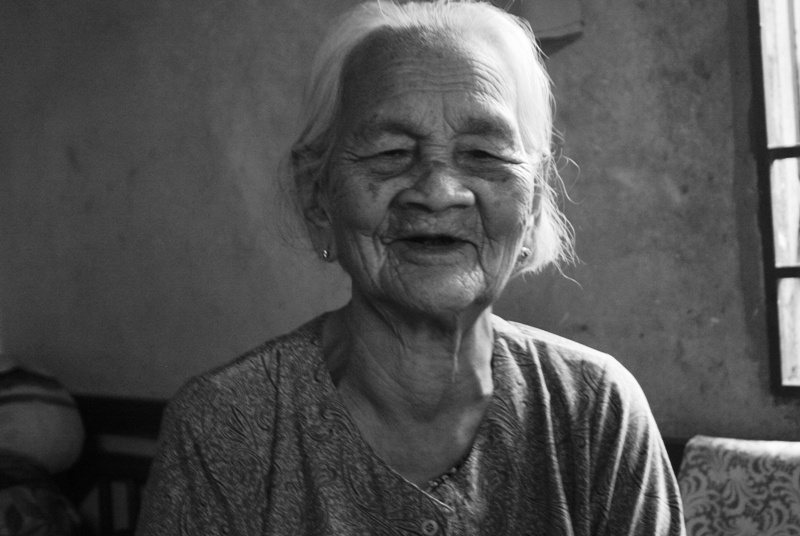 Cụ bà 104 tuổi kể lại việc giằng co với tên cướp.