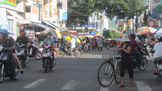 Con do dan canh gay han voi CSGT hinh anh