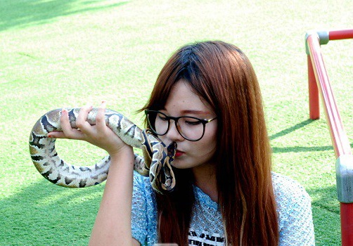Nu sinh truong Bao ke cam giac khi tran the luoi hon moi hinh anh
