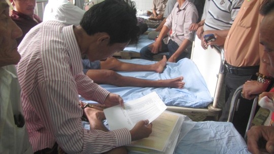 Nằm trên giường bệnh thuyền trưởng tàu Bùi Văn Tàu vẫn cố dò lại danh sách thuyền viên.