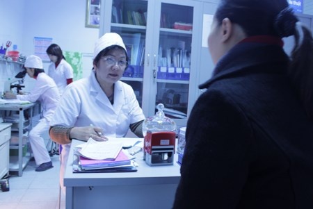 Kieu nu Ha thanh dau kho vi di tat kho noi hinh anh