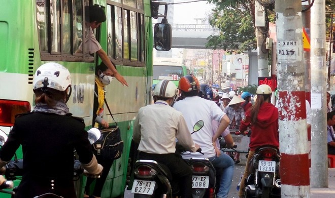 Xe buyt phong di khi khach moi dat mot chan xuong duong hinh anh