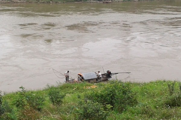 Thieu nu nhay cau tu tu, thi the mac ket duoi chan cau hinh anh