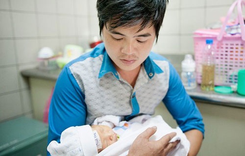 Me chet, bo than tho om con duoc 1 tuan tuoi di xin sua hinh anh