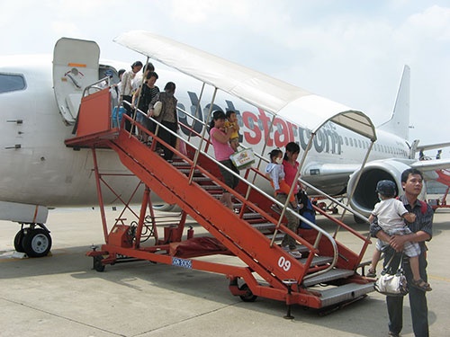 Hành khách đến sân bay Đà Nẵng.