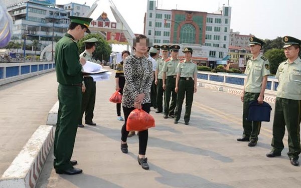 Cảnh trao trả nạn nhân bị mua bán phục vụ mục đích bóc lột tình dục tại Cửa khẩu Quốc tế Lào Cai.