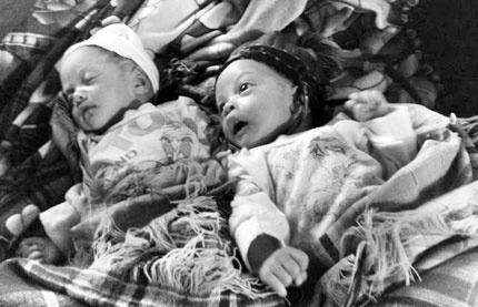 Bi an cap song sinh ra doi cach nhau 1 thang hinh anh