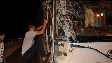 Xe khach cho hon 40 hanh khach tong container hinh anh