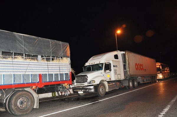 Ba chiếc xe cùng gặp phải tai nạn liên hoàn. 