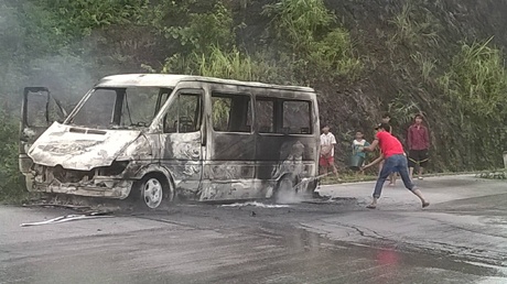 Dang chay, oto Ford boc chay tro khung hinh anh