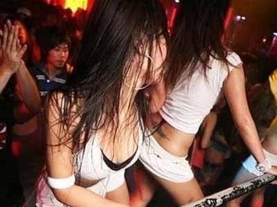 Gioi tre hit 'ke' de bay thau dem trong quan bar hinh anh