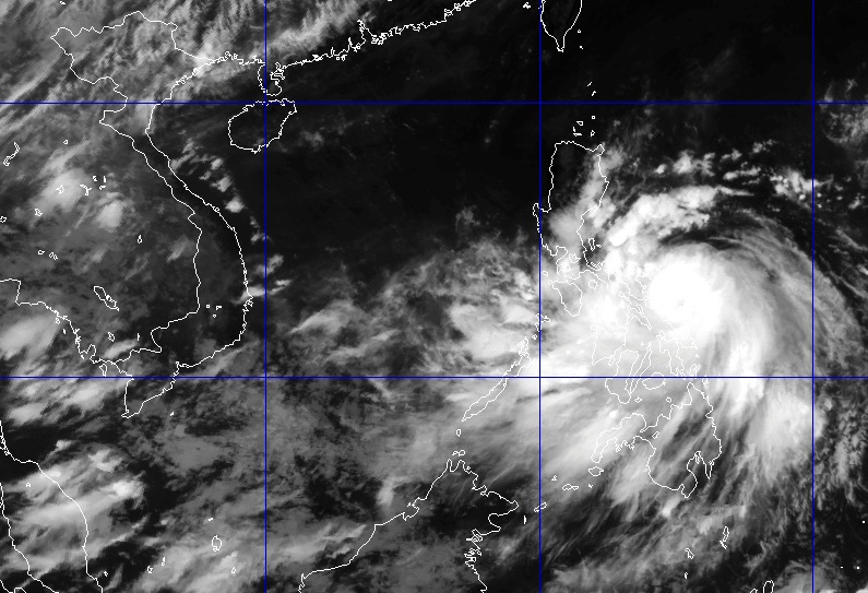 Ảnh mây vệ tinh của bão Rammasun sáng 15/7. Ảnh: NCHMF.