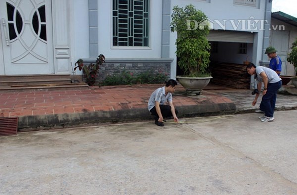 Hiện trường nơi tên cướp Hoàng Văn Việt (SN 1981, trú tại khu 8, TT Đình Lập, huyện Đình Lập, tỉnh Lạng Sơn) dùng dao chém vào đầu anh Đoàn Kim Quý (SN 1990) để cướp đi chiếc xe ô tô 12 chỗ (khu 7, phường Hải Yên, TP.Móng Cái).