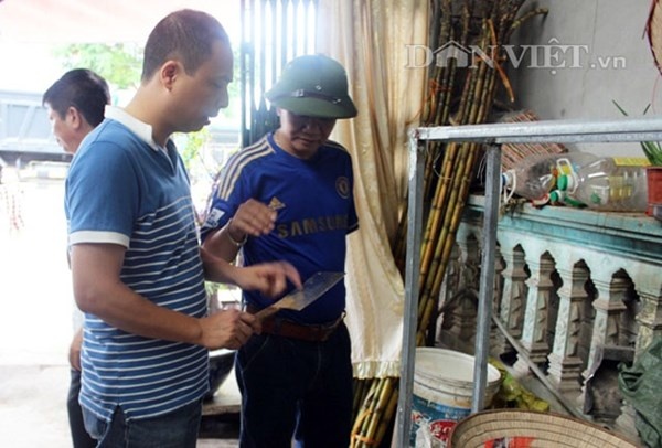 Con dao phay lưỡi bằng thép trắng, bản rộng khoảng 10cm, cán dao hàn bằng ống tuýp nước là hung khí Việt dùng chém anh Quý.