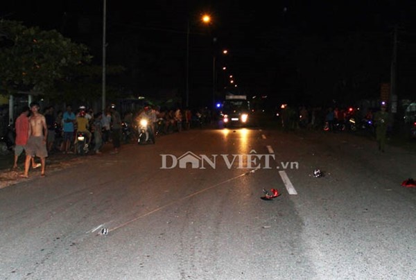 Trên đường bỏ chạy, chiếc xe do tên Việt lái đã đâm vào anh Phạm Đình Cường (SN 1990, trú tại khu 7, phường Hải Yên, TP.Móng Cái) đang đi bộ cùng chiều tại km 4 thuộc khu 7, phường Hải Yên khiến anh Cường bị kẹt dưới gầm xe.