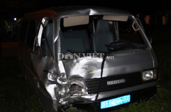 Chạy xe đến km 8, thấy xe máy chở 2 anh Bùi Đức Tuân (SN 1983, trú tại khu 5 phường Hải Yên) và Nguyễn Tiến Dần (SN 1988, trú tại khu 4, phường Ka Long) chặn đầu, tên Việt vẫn cố tình rú ga đâm thẳng vào khiến 1 người bị thương. Rất may, lúc này bị kẹt chiếc xe máy nên xe ô tô của tên Việt mới lùi lại và nạn nhân Phạm Đình Cường dưới gầm xe mới thoát ra khỏi.