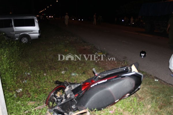 Đến km 12 thuộc thôn 8, xã Hải Tiến, xe ô tô do tên Việt điều khiển lấn sang trái đường đâm vào xe mô tô BKS 14K1 - 047.59 chở 2 người đi ngược chiều khiến anh Phạm Văn Phúc (SN 1962, trú tại tổ 2, khu Hồng Hà, phường Ninh Dương) chết tại chỗ, còn anh Vi Thanh Tùng (SN 1989, trú tại tổ 3, khu 1, phường Ka Long, cùng TP.Móng Cái) bị thương nặng.