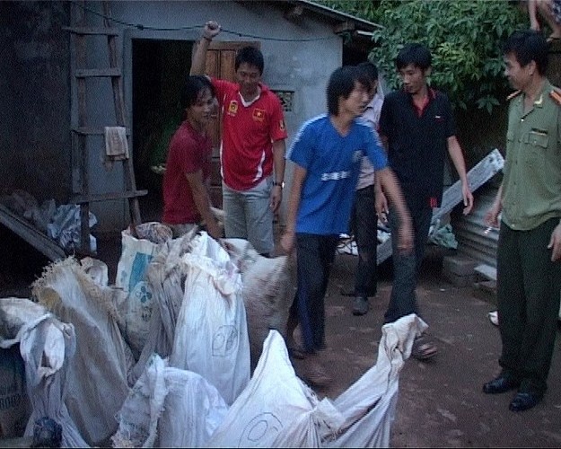 679kg thuốc bom được phát giấu trong nhà và chôn ở vườn càphê của đối tượng Đăng.