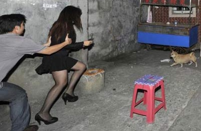 Gái mại dâm ở Trung Quốc bị cảnh sát truy bắt.