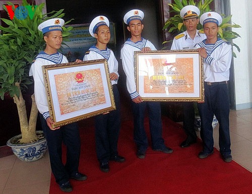 Chiến sỹ trẻ Trường Sa đón nhận Bằng công nhận Di tích bia chủ quyền.
