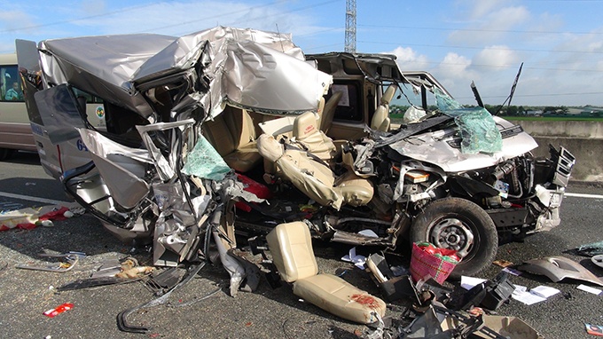 Xe khach nat bay khi huc duoi xe tai, 2 nguoi chet hinh anh