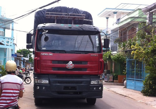 'Co' moi chai dat xe qua tai vuot tram can hinh anh