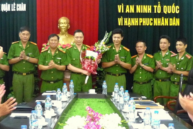 Khen thuong canh sat bat ke gay roi, tang tru vu khi hinh anh