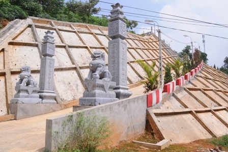 Theo lời vị cán bộ xã Minh Quán thì khu lăng mộ này của một người dân trong xã trước đây làm nghề tiếp phẩm, thường được biết đến với cái tên dân dã 