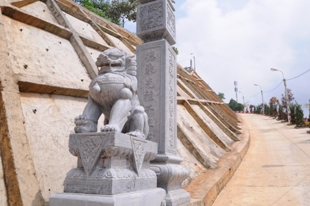 Cổng vào khu lăng mộ với cặp sư tử đá trấn giữ . Đường cho ô tô dẫn lên khu lăng mộ với hàng cột điện cao áp và cây xanh xen kẽ. 