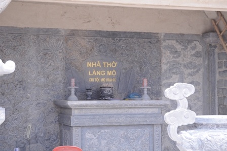 Ban thờ trong khu lăng mộ ghi rõ tên tuổi chủ nhân khu lăng mộ.