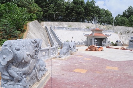 12 bức tượng bằng đá nguyên khối, tạc hình 12 con giáp 