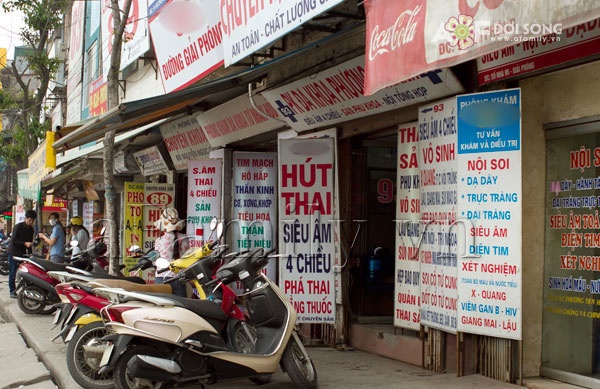 Nhiều phòng khám đa khoa tư nhân đưa ra chương trình khuyến mãi, ưu đãi, tri ân được đưa ra thường xuyên để hút khách hàng.