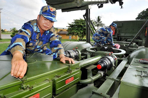 Kiểm tra, bảo dưỡng khí tài sau giờ huấn luyện.