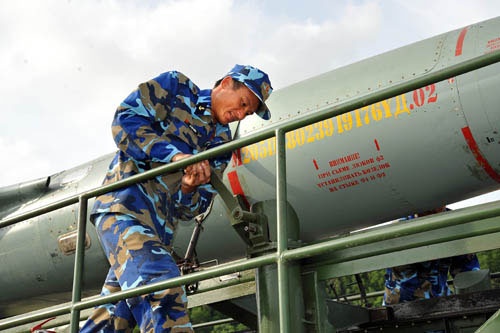 Thực hành trên xe nạp đạn tên lửa.