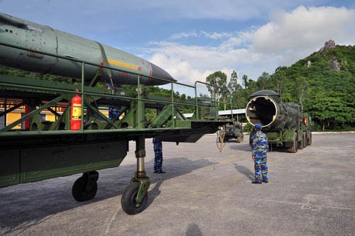 Xe bệ phóng tên lửa vào vị trí thực hành nạp đạn.