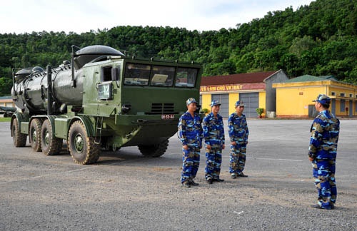 Phân đội trưởng giao nhiệm vụ cho kíp chiến đấu.