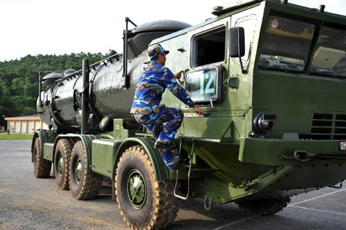 Trắc thủ tên lửa cơ động vào vị trí.