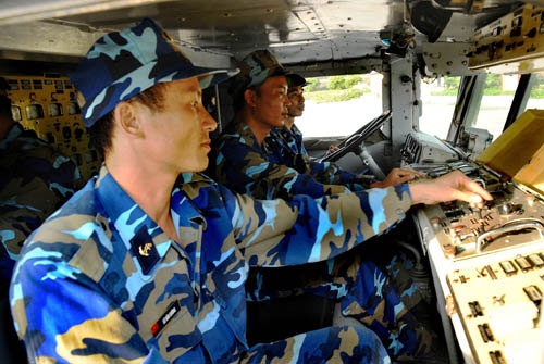 Kíp chiến đấu thực hiện kiểm tra tên lửa sau khi nạp đạn.