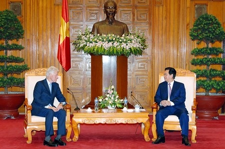Ông Clinton khẳng định rằng có rất ít những vấn đề mà hai Đảng Dân chủ và Cộng hòa ở Hoa Kỳ nhất trí được với nhau, nhưng điều đặc biệt mà cả 2 Đảng có sự thống nhất, đó là Hoa Kỳ muốn là bạn của Việt Nam. 