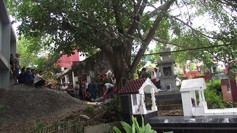 Phat hien nguoi dan ong treo co tu tu o nghia trang hinh anh