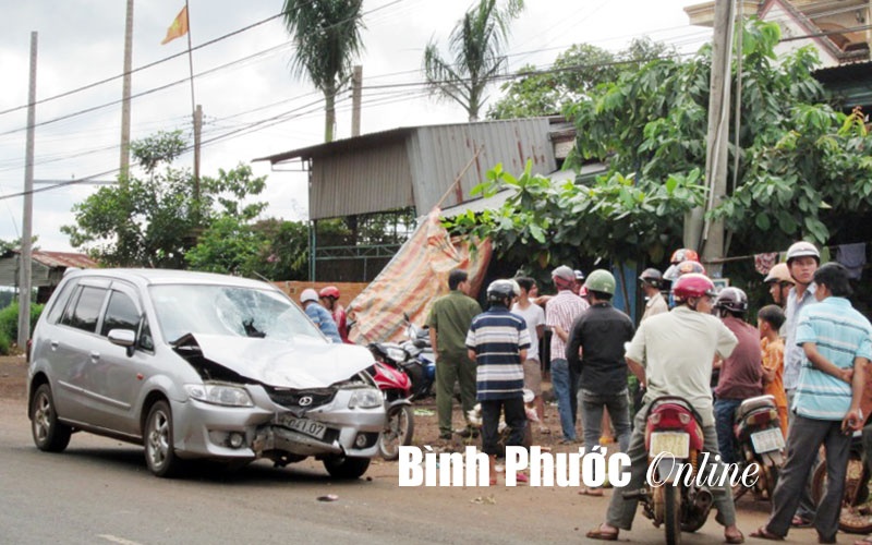 Hiện trường xe của ông Tài bị móp đầu.