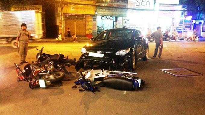 Oto can 3 xe may, 5 nguoi bi thuong hinh anh