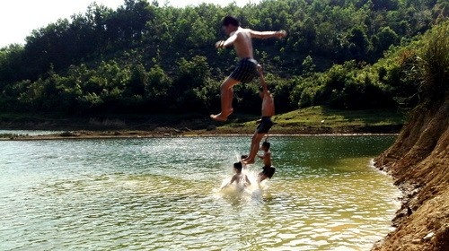 Thi boi voi 2 be gai, nam thanh nien thiet mang hinh anh