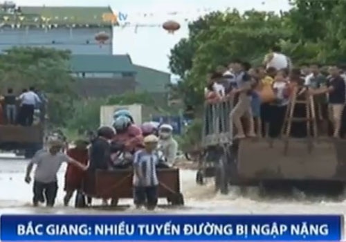 VTV trua 21/7: Dung xe tai cho nguoi qua duong ngap hinh anh