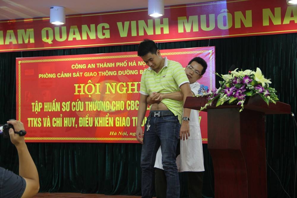 Cảnh sát giao thông được thực hành đỡ đẻ.