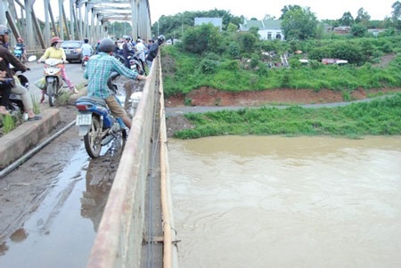 Danh nguoi giai cuu, nam thanh nien nhay cau tu tu hinh anh
